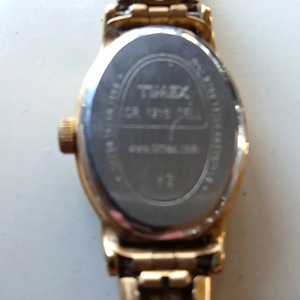 6 vintage ladies watches and one vintage new watch band. All as is. Great Deal.